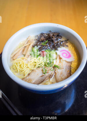 Shio giapponese ramen, con bianco brodo tonkotsu, di Hokkaido Ramen Santouka su Dundas Street a Toronto, Ontario, Canada. Foto Stock