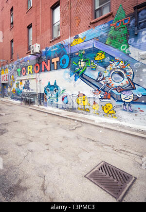 Brillante arte urbana e i murales Graffiti Alley (Rush Lane), in Queen Street West, distretto di Toronto, Ontario, Canada. Foto Stock