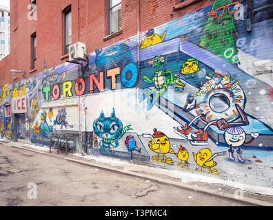 Brillante arte urbana e i murales Graffiti Alley (Rush Lane), in Queen Street West, distretto di Toronto, Ontario, Canada. Foto Stock