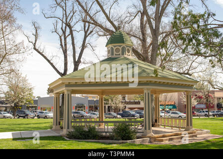 Paso Robles, UCE, CA - Marzo 25, 2019: Downtown Paso Robles al tramonto, California centrale, STATI UNITI D'AMERICA. - Immagine Foto Stock