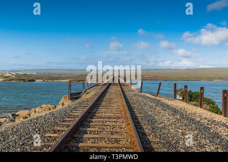 LOMPOC - binari del treno presso la California State Route 1 - Costo del Pacifico autostrada Foto Stock