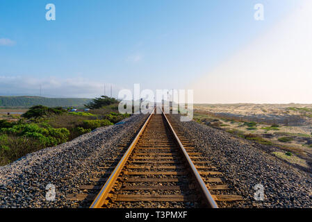 LOMPOC - binari del treno presso la California State Route 1 - Costo del Pacifico autostrada Foto Stock