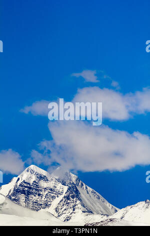 Paesaggio di montagna su Altopiano Qinghai,Cina. Foto Stock