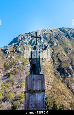 Covadonga, Spagna - 31 Marzo 2019: la statua del Re Pelayo. Pelagio era un nobile visigota vincitore nella battaglia di Covadonga, inizio Foto Stock