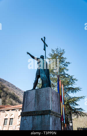 Covadonga, Spagna - 31 Marzo 2019: la statua del Re Pelayo. Pelagio era un nobile visigota vincitore nella battaglia di Covadonga, inizio Foto Stock