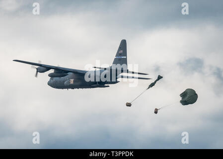 Un C-130 Hercules aeromobile dal Kentucky Air National Guard's 123Airlift Wing air-gocce di due fasci di carico nel fiume Ohio durante il tuono su Louisville air show in Louisville, KY., 22 aprile 2017. L'unità eseguirà una simile dimostrazione durante questo anno di tuono, che è cresciuto fino a diventare il più grande singolo-day air show in tutta la nazione. (U.S. Air National Guard foto di Lt. Col. Dale Greer) Foto Stock