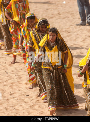 PUSHKAR, India - 21 novembre 2012: ragazze indiano in Pushkar. Fiera di cammelli in Pushkar Foto Stock