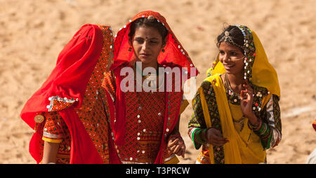 PUSHKAR, India - 21 novembre 2012: Rajasthani ballerini folk in variopinti costumi etnici eseguire a Pushkar fiera del bestiame Foto Stock