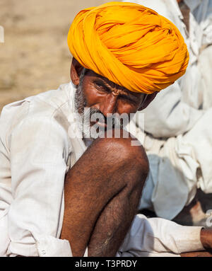 PUSHKAR, India - 21 novembre 2012: Indiano uomo anziano al camel fair in Pushkar Foto Stock