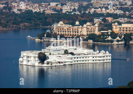 Vista del lago Pichola con il Lago Palace (Jag Niwas). Udaipur, Rajasthan, India Foto Stock