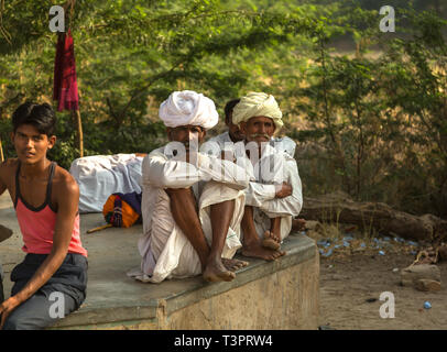 PUSHKAR, India - 21 novembre 2012: Indiano uomo anziano al camel fair in Pushkar Foto Stock