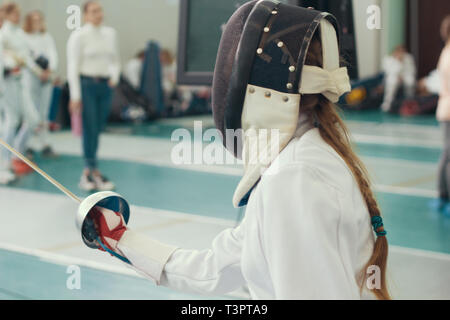 Due persona schermitori avente la scherma duello sul torneo Foto Stock