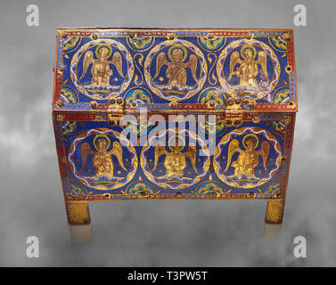Medievale scatola smaltata raffiguranti angeli, circa12th secolo da Limoges, smalto su oro. Annuncio. Il museo del Louvre di Parigi. Foto Stock