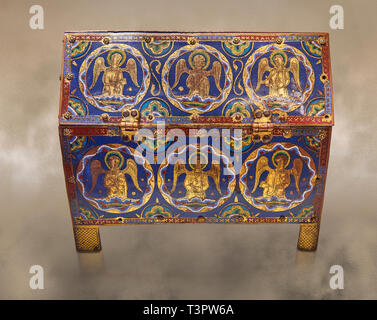 Medievale scatola smaltata raffiguranti angeli, circa12th secolo da Limoges, smalto su oro. Annuncio. Il museo del Louvre di Parigi. Foto Stock