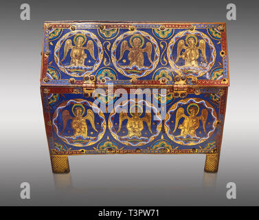 Medievale scatola smaltata raffiguranti angeli, circa12th secolo da Limoges, smalto su oro. Annuncio. Il museo del Louvre di Parigi. Foto Stock