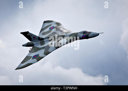 Vista aerea dell'aereo retrò Avro Vulcan Nuclear Bomber XH558 che sorvolava RAF Lyneham UK Foto Stock