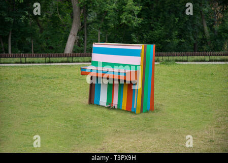 La colorata Vecchia pianoforte in piedi su un prato nel Parco Foto Stock