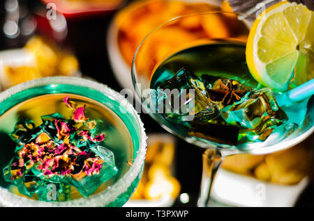 Gustosi e colorati bibite a base di alcoli diversi, sciroppi e liquori, unico effetto del barista di lavoro, party night Foto Stock