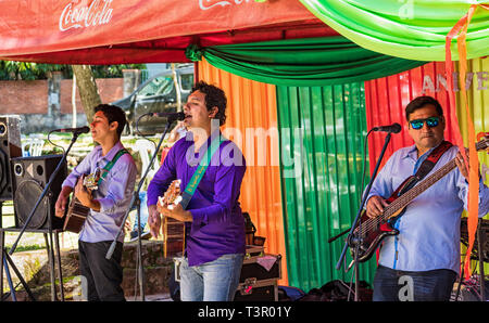 San Bernardino, Paraguay - Novembre 11, 2017: un paraguaiano live band è il canto sul mercato tedesco del San Bernardino, che avviene ogni Saturda Foto Stock