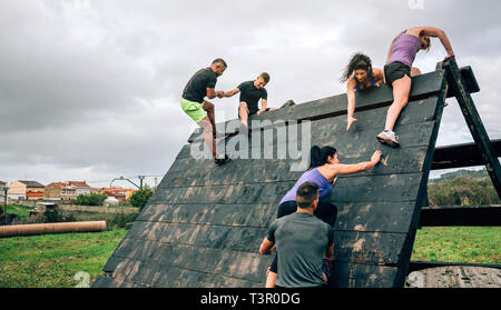 I partecipanti in ostacolo corso arrampicata ostacolo piramide Foto Stock