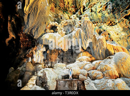 Penablanca, Cagayan Provincia, Filippine - 19 Maggio 2008: Sette camera Grotta del Callao, formazione calcarea con una chiesa costruita nella prima camera Foto Stock