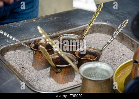 Fatte a mano caffè turco cotti nella sabbia Foto Stock