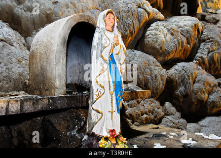 Penablanca, Cagayan Provincia, Filippine - 19 Maggio 2008: Statua di Madre Maria all'interno di Callao grotta con una chiesa costruita nella prima camera Foto Stock