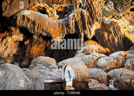 Penablanca, Cagayan Provincia, Filippine - 19 Maggio 2008: Statua di Madre Maria all'interno di Callao grotta con una chiesa costruita nella prima camera Foto Stock