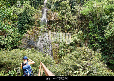 L'uomo guarda la cascata in vacanza in Vang Vieng , Loa Foto Stock