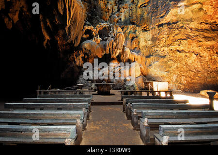 Penablanca, Cagayan Provincia, Filippine - 19 Maggio 2008: chiesa costruita da persone locali entro la prima camera dell'illuminato Callao grotta Foto Stock