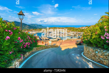 Vista del porto e il villaggio di Porto Rotondo, l'isola di Sardegna, Italia Foto Stock