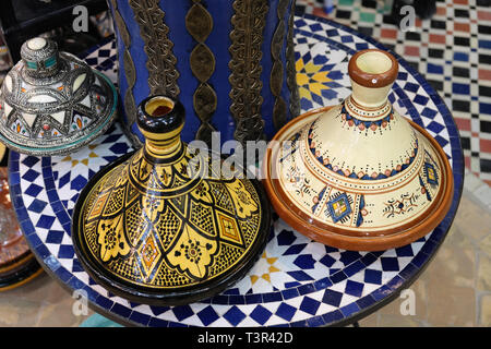 Piatti di ceramica ed altri prodotti ceramici realizzati da artigiani Marocchini a mano Foto Stock