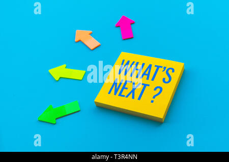 Qual è il prossimo ? Concetti con il testo su notepaper e freccia.Direzione del Business Foto Stock