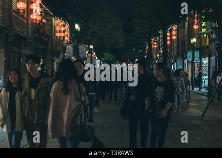 Qixiang Sanfang (tre corsie e sette Vicoli), Fuzhou, Cina - 05 Aprile 2019: persone visitando la famosa destinazione di viaggio e camminare sulla strada Foto Stock