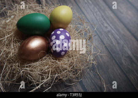 Da vicino le uova di Pasqua sulla tavola di legno Foto Stock