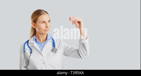 Medico farmacista pillola tiene in mano. Foto Stock