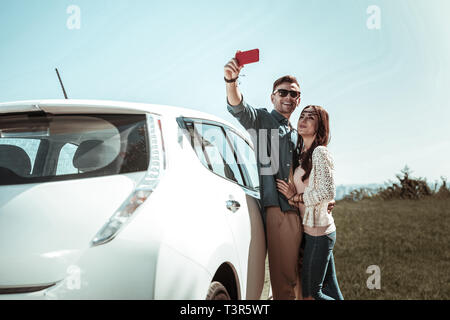 Positivo il piacere di amare giovane facendo selfie foto Foto Stock