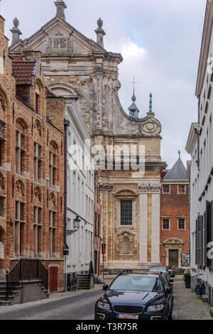 La vecchia strada in Bruges con il Roman-Catholic S. Walburga Facciata chiesa in background. Foto Stock