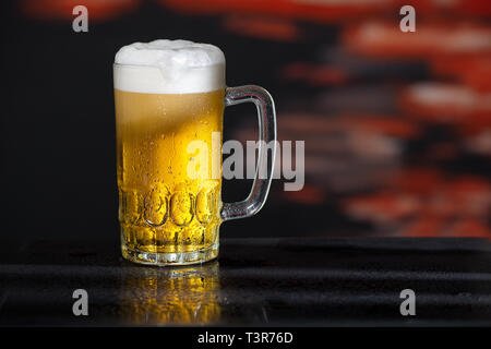 Bicchiere di birra su sfondo scuro Foto Stock