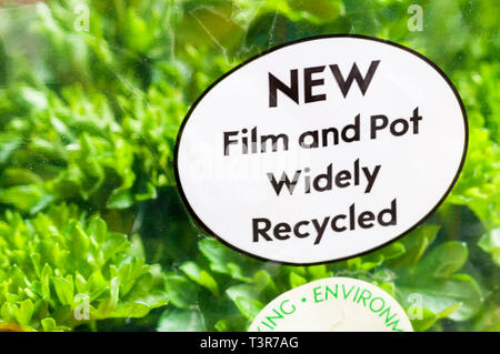 Istruzioni di riciclaggio sul pot di parentesi Leafed Prezzemolo Film di lettura e Pot ampiamente riciclati. Foto Stock