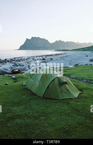 Camping sulla spiaggia Uttakleiv - Vestvågøy Isole Lofoten, Nordland in Norvegia Foto Stock