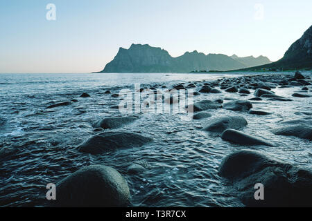 Il nero foreshore rocciose di Uttakleiv Beach - Vestvågøy Isole Lofoten, Nordland in Norvegia Foto Stock