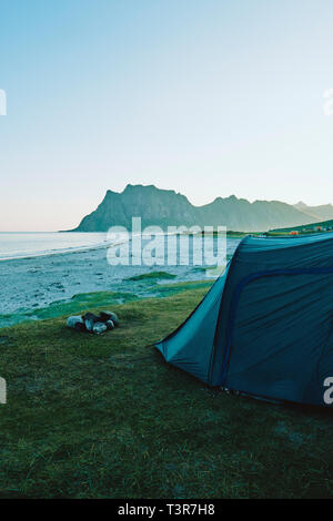 Campeggio selvaggio sulla spiaggia Uttakleiv - Vestvågøy Isole Lofoten, Nordland in Norvegia Foto Stock