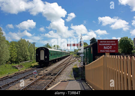 Swanage treno a vapore uscire Corfe Castle stazione in Dorset, Regno Unito. Foto Stock