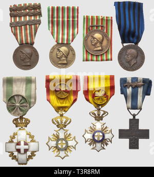 Sacco de huit médailles italiennes, . Afrique orientale, Croix du Mérite de guerre avec palme, trois médailles commémoratives de la 1ère Guerre mondiale, dont une avec trois barrettes en bronze '1915-1916-1917", Croix d'Officier de la Croix Rouge " Ordine della croce d'oro", deux croix d'Officier, Additional-Rights-Clearance-Info-Not-Available Foto Stock