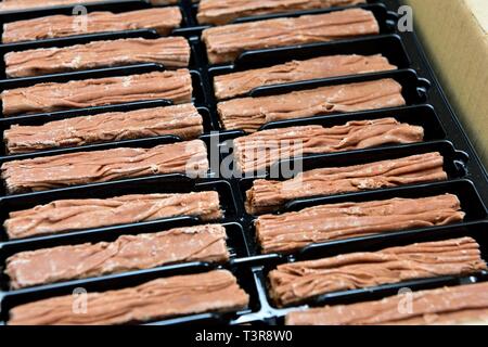 Un vassoio di plastica di Cadbury scaglie di Mini bar Foto Stock