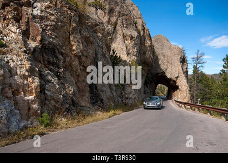 Tunnel sulla roccia lungo il Peter Norbeck Scenic Byway, Custer State Park, Black Hills, Dakota del Sud, STATI UNITI D'AMERICA Foto Stock