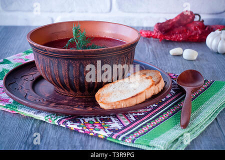 Borsch in marrone ciotola. Zuppa di rosso. Dsh di slava, Russo, Ucraino cucina. Foto Stock