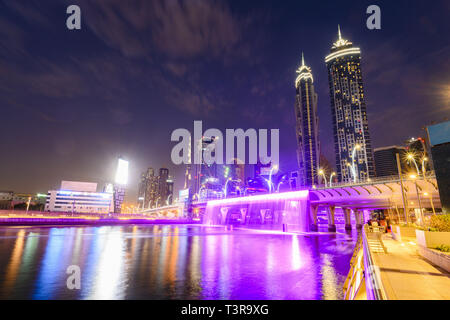 Splendida vista dell'illuminato skyline di Dubai con il magnifico Burj Khalifa in background e la bellissima e colorate cascate. Foto Stock