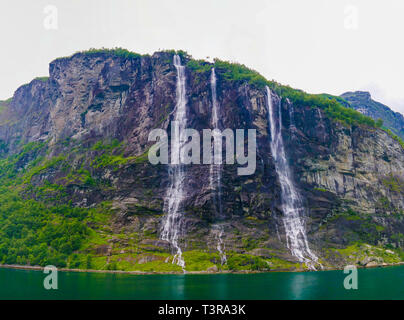 Vista panoramica di sette sorelle cascata waterfall e il Geirangerfjord in Norvegia Foto Stock